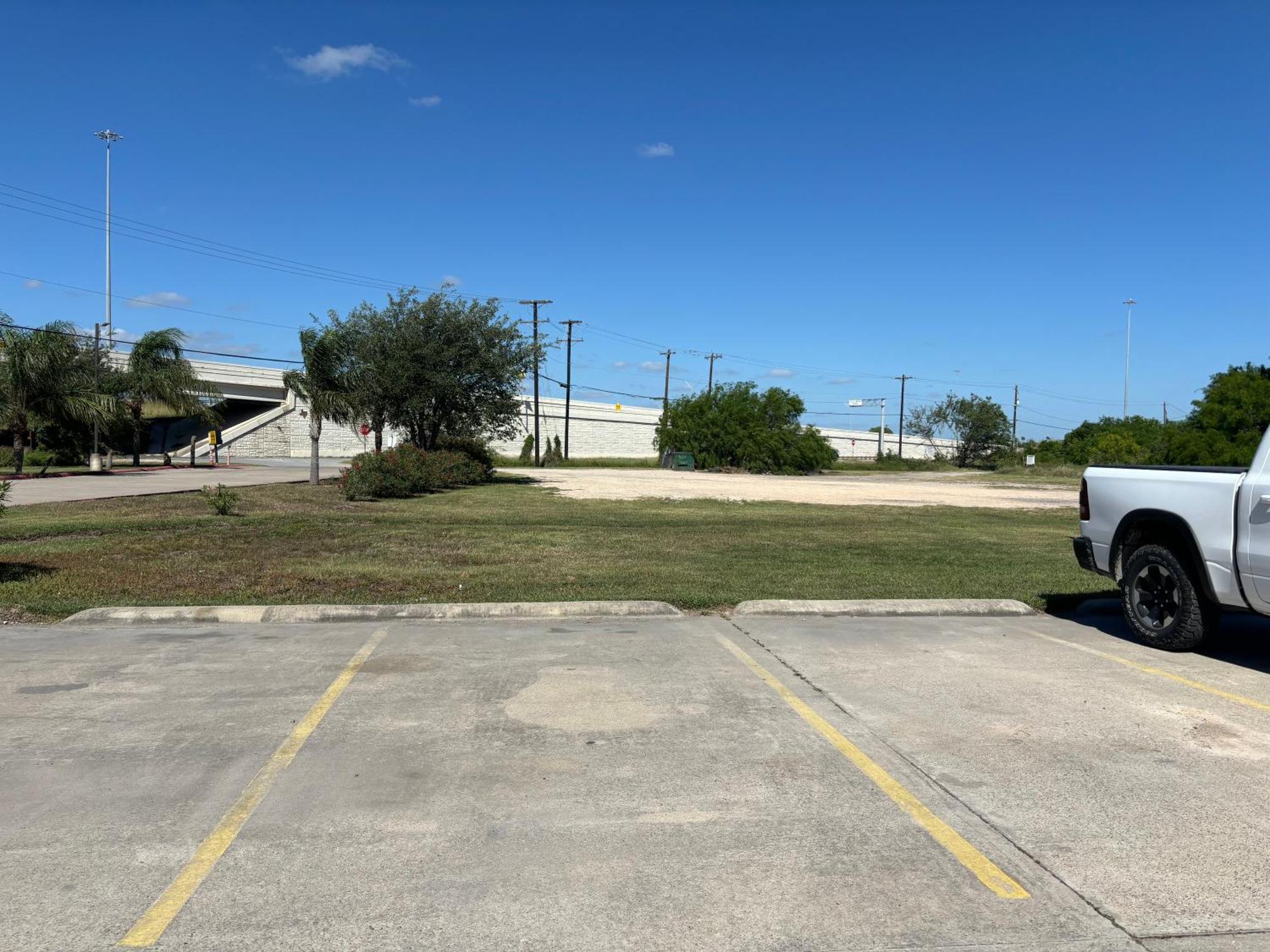 Deluxe 6 Inn & Suites Brownsville Exterior photo